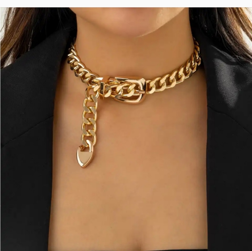 Women's Goldtone Buckle Detail Chunky Chain Necklace 18.5” L